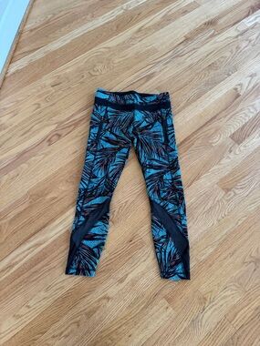 Lululemon capri leggings size 6 patterned mesh panels